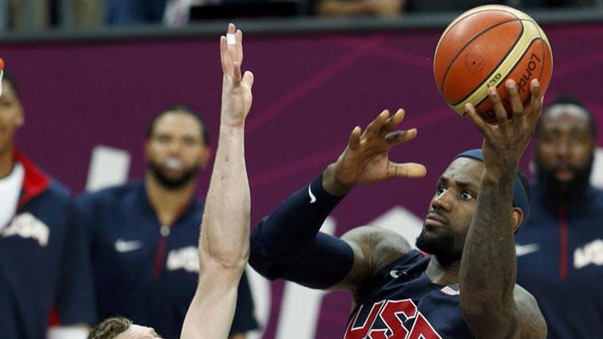 Lebron James entra a canasta