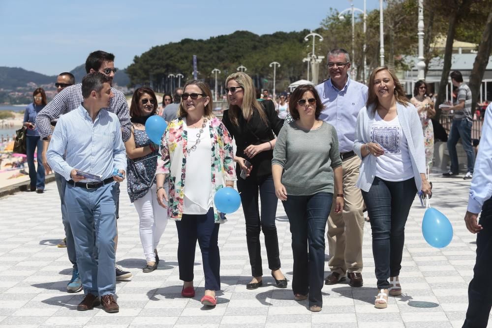 La ''número dos'' de Rajoy ha participado esta mañana en un paseo por Samil junto a los candidatos populares por Pontevedra, Alfonso Rueda y Elena Muñoz