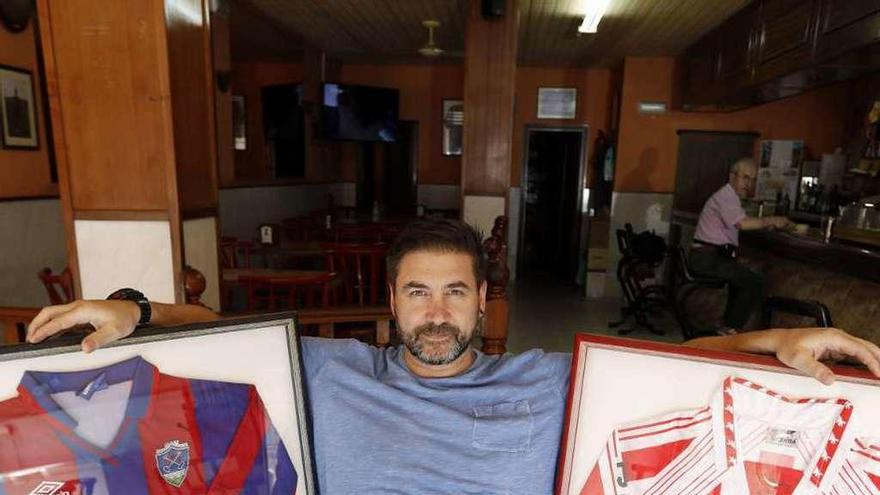 Raúl, ayer, en el bar que regenta en Gijón, entre las camisetas que vistió en el Chaves y el Sporting.