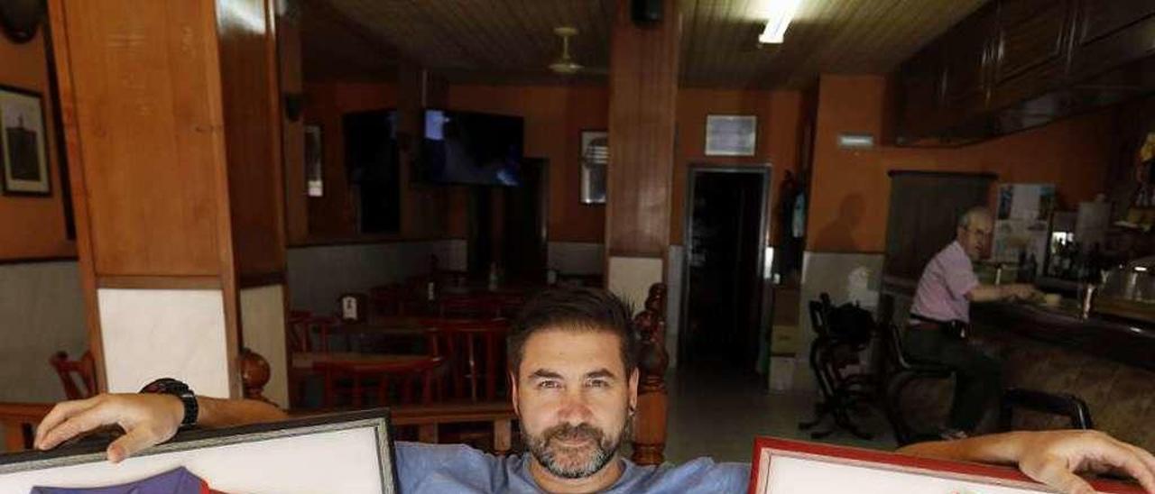 Raúl, ayer, en el bar que regenta en Gijón, entre las camisetas que vistió en el Chaves y el Sporting.