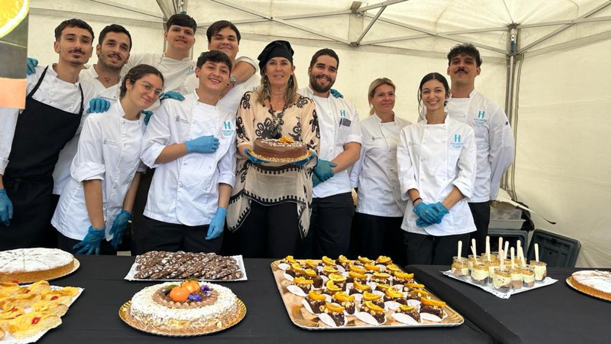 El alumnado de Hecansa y la concejala de Agricultura posan junto a los postres