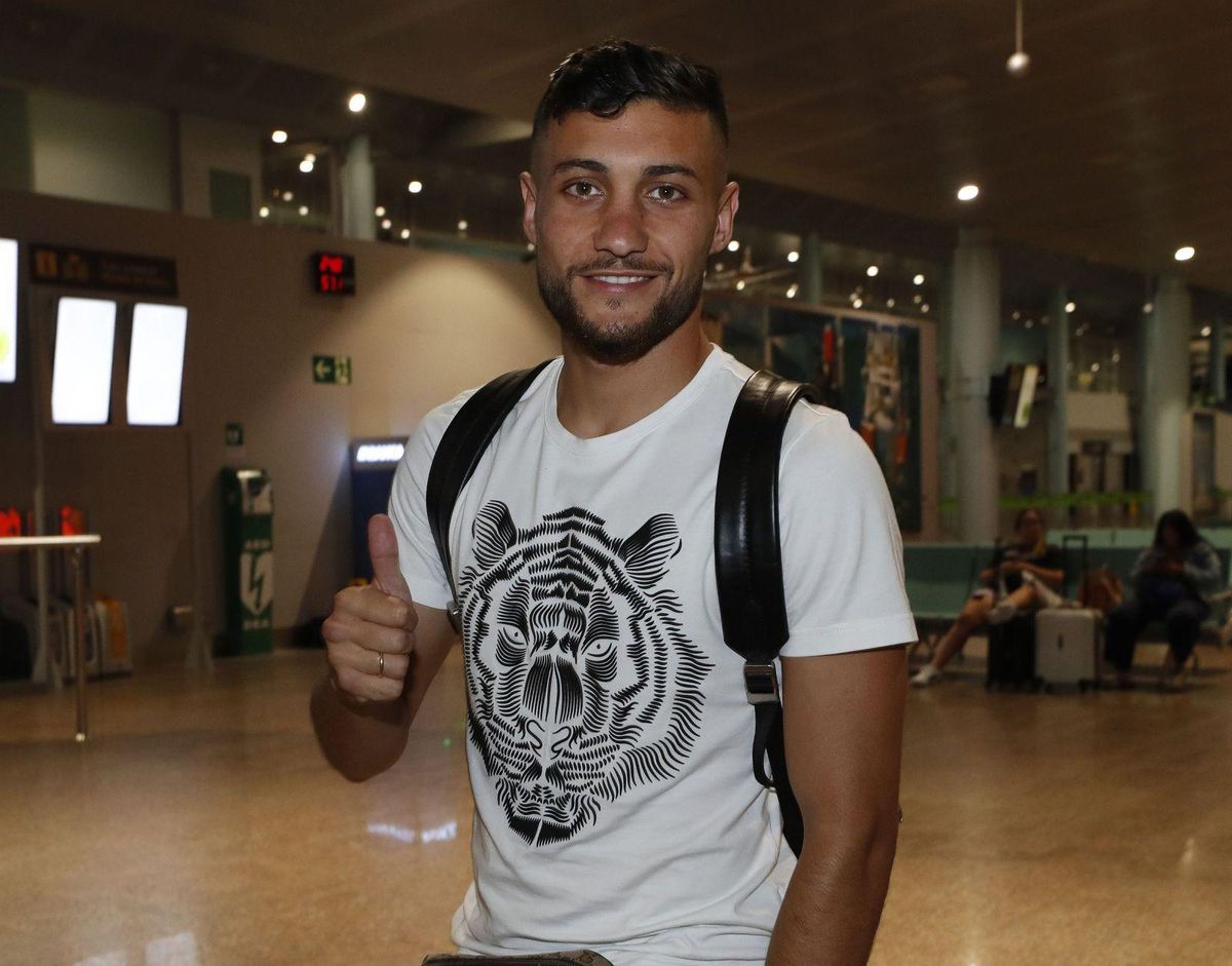 Óscar Rodríguez, ayer a su llegada al aeropuerto de Peinador. // Ricardo Grobas