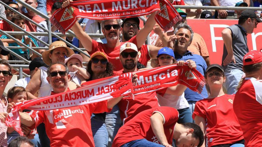 Aficionados en Nueva Condomina el día del partido ante el Atlético Baleares. | PEPE VALERO