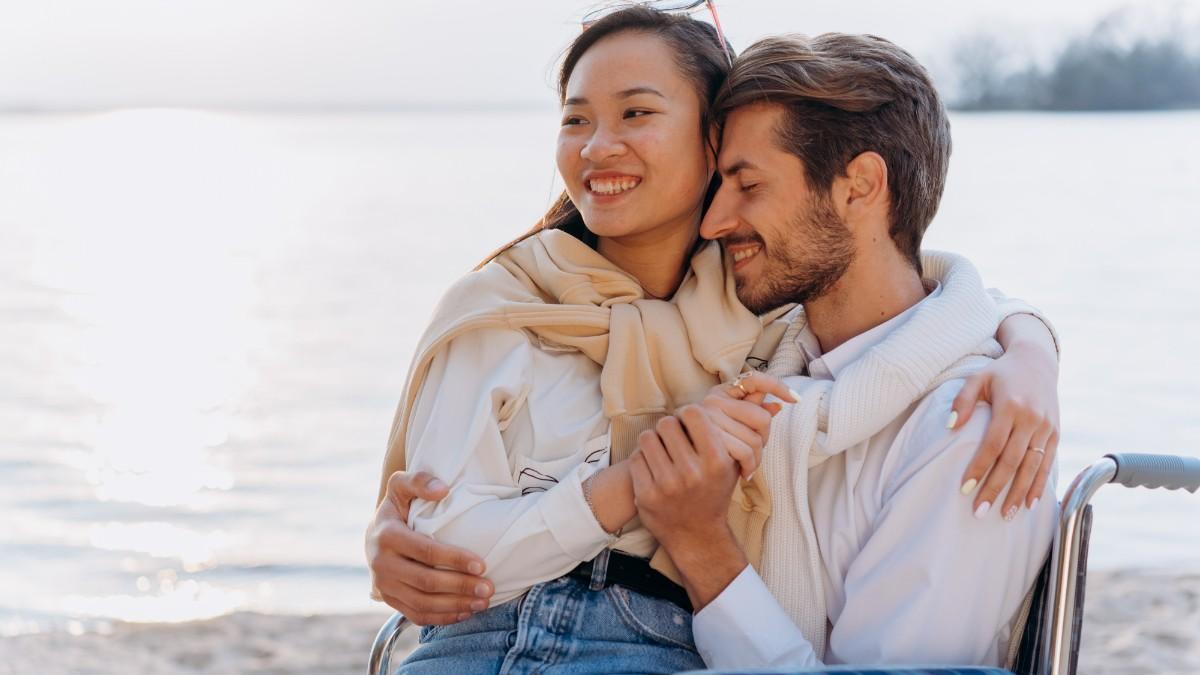 Esta es la irritante costumbre que más parejas rompe y que debes evitar