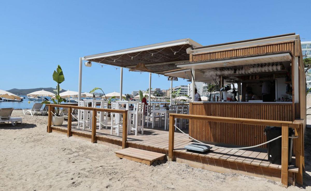 Una agradable terraza para relajarse frente al Mediterráneo.