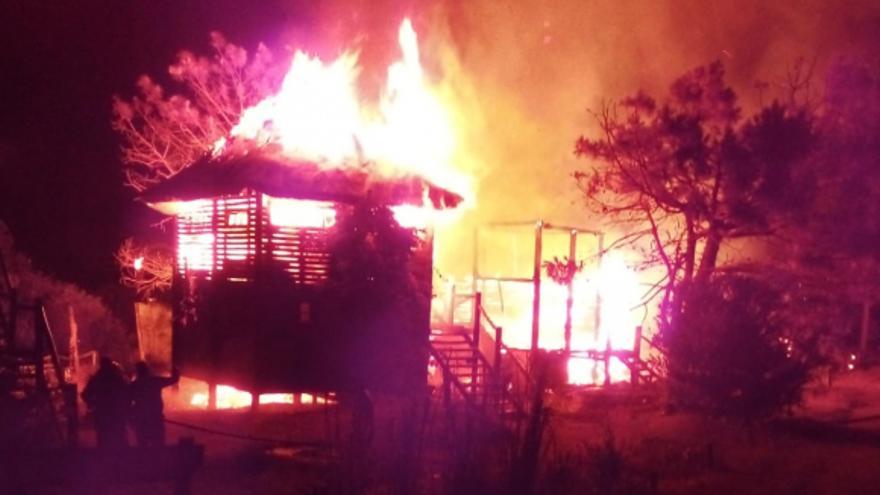 Los bomberos lograron salvar una de las cuatro cabañas del hostel