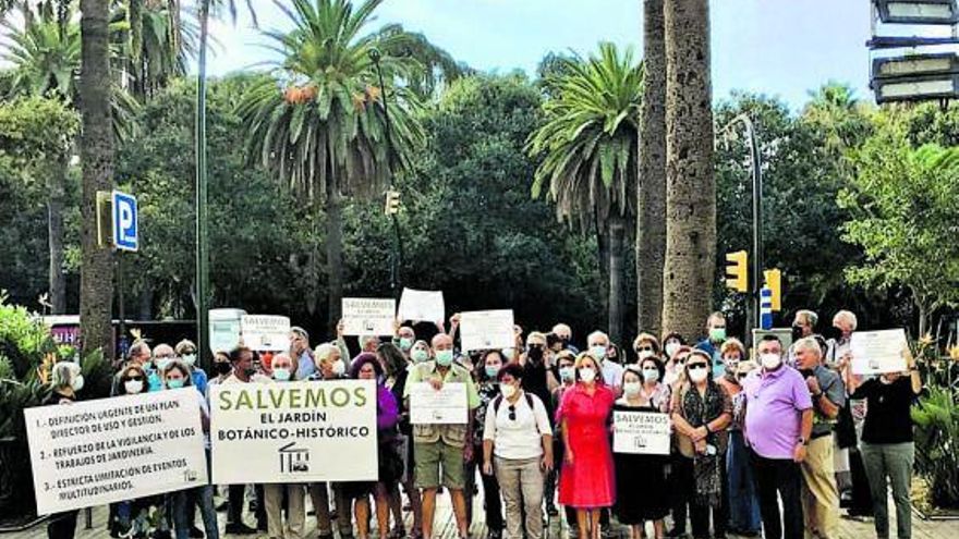 Los Amigos de la Concepción entregaron una carta al alcalde con pancartas críticas.