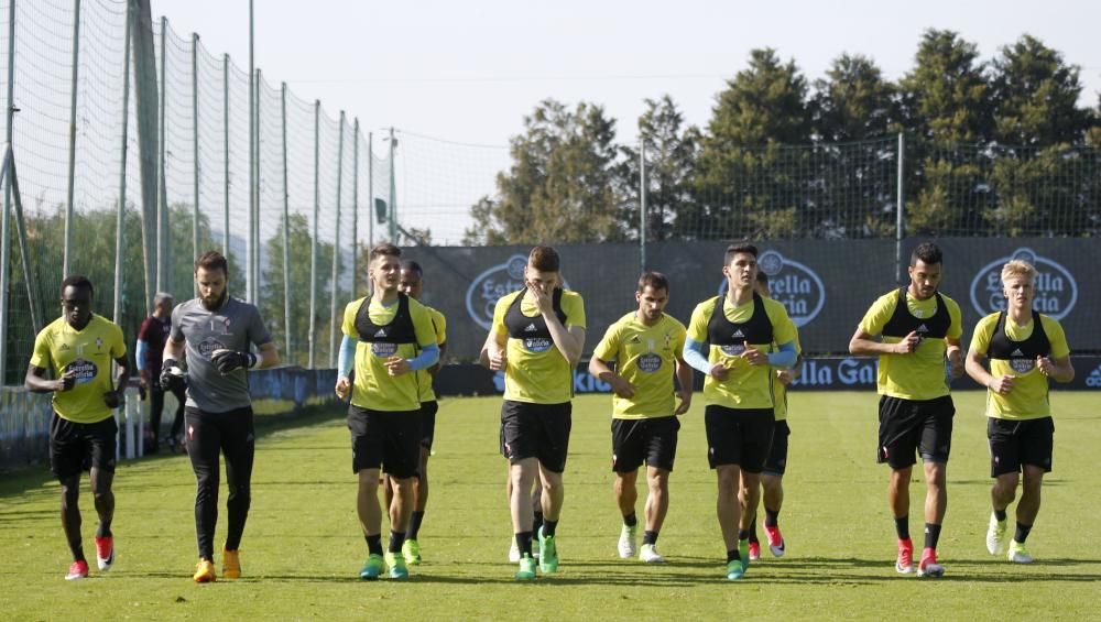 Dos centenares de aficionados jalean al Celta en su regreso a los entrenamientos