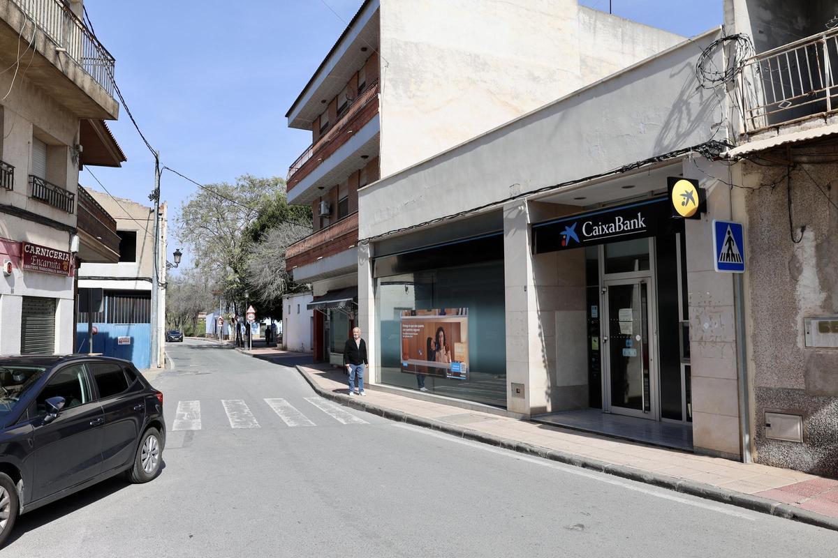 Exterior de la sucursal bancaria de El Esparragal, en Murcia, que fue asaltada este jueves.