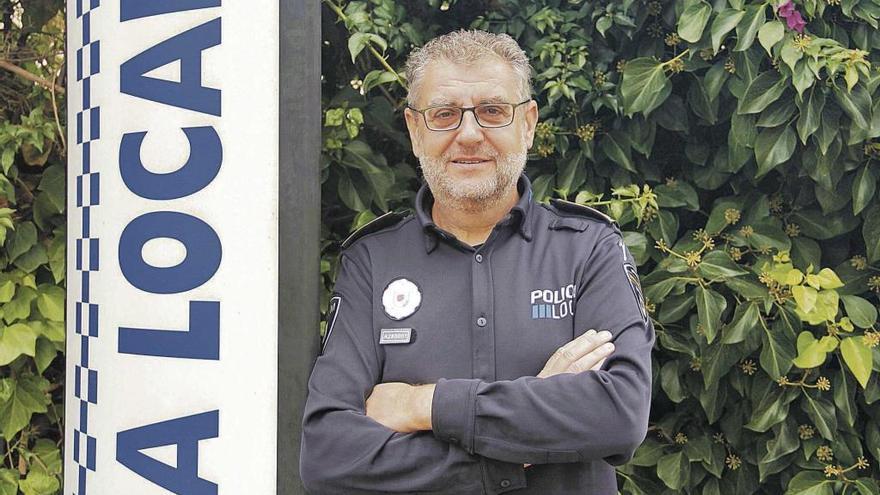 El inspector Antoni Sureda, en la entrada del cuartel de la PolicíaLocal de Manacor.