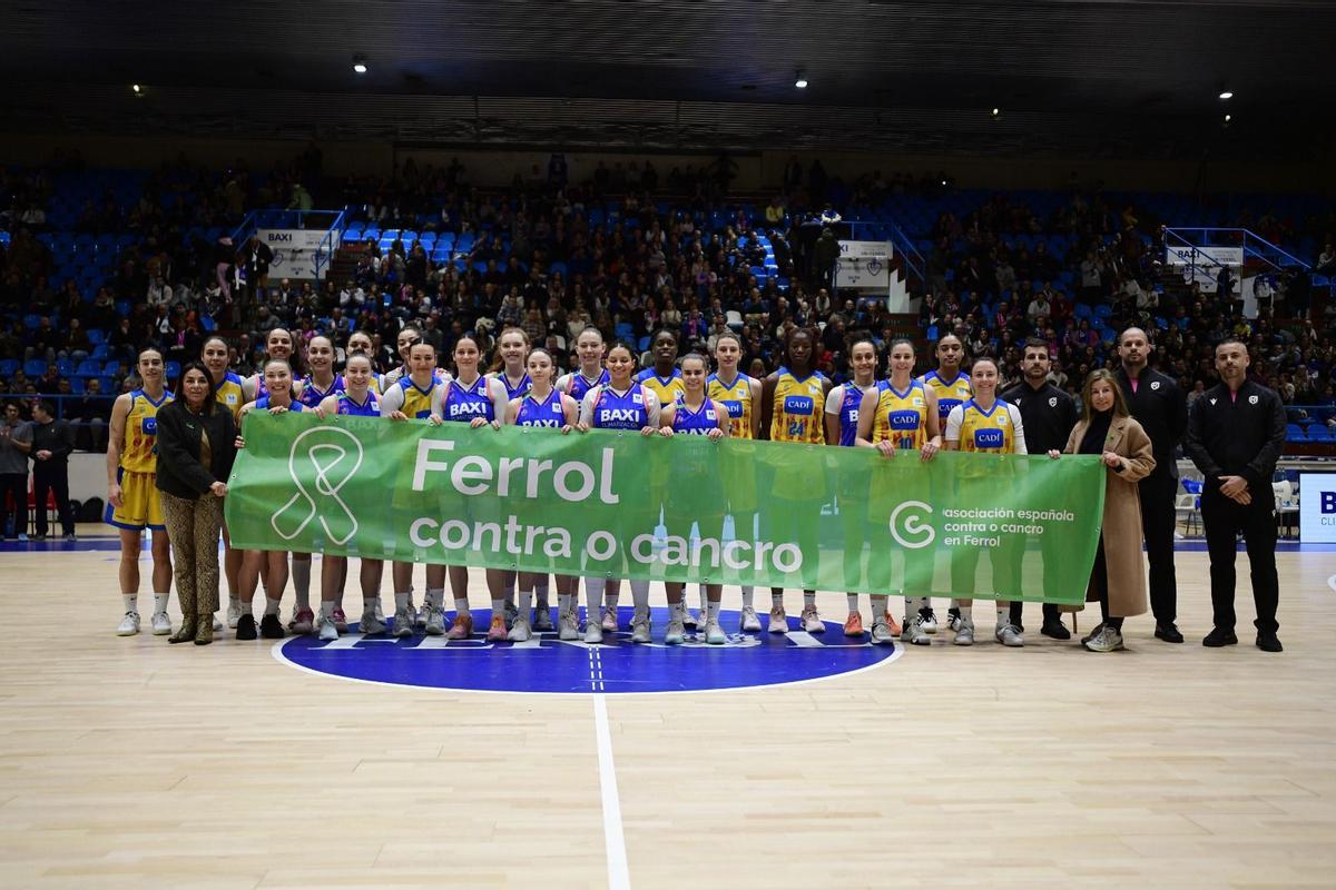 Les jugadores de tots dos equips abans de començar el partit a Ferrol