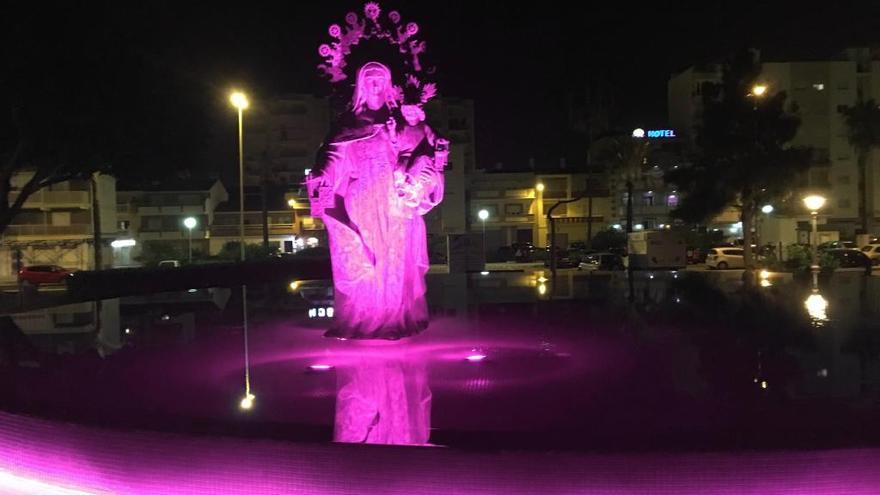 Imagen de la fuente de la Virgen del Carmen iluminada de color rosa.