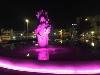 Torre del Mar iluminará la fuente de la Virgen del Carmen de color rosa