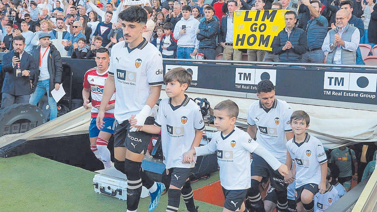 Diego López, saliendo del túnel de vestuarios ante el Granada