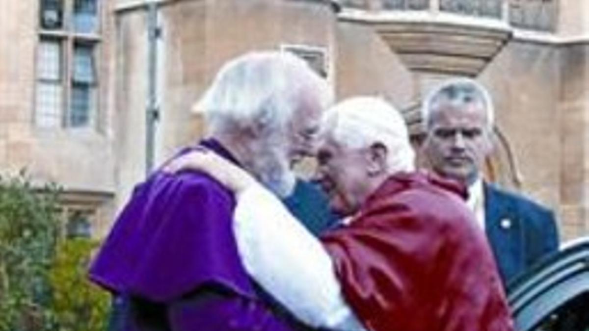 El Papa saluda al arzobispo de Canterbury, Rowan Williams.