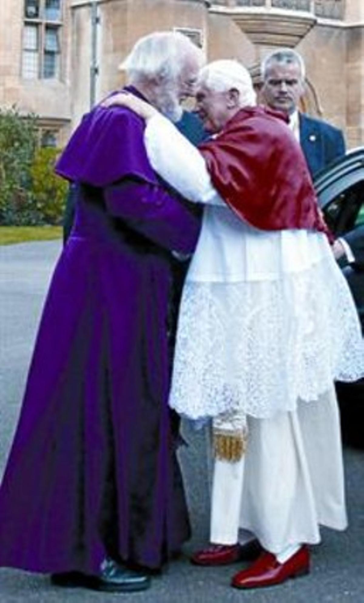 El Papa saluda al arzobispo de Canterbury, Rowan Williams.