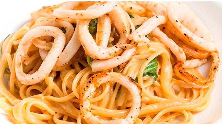 Calamarsons saltats amb pasta fresca