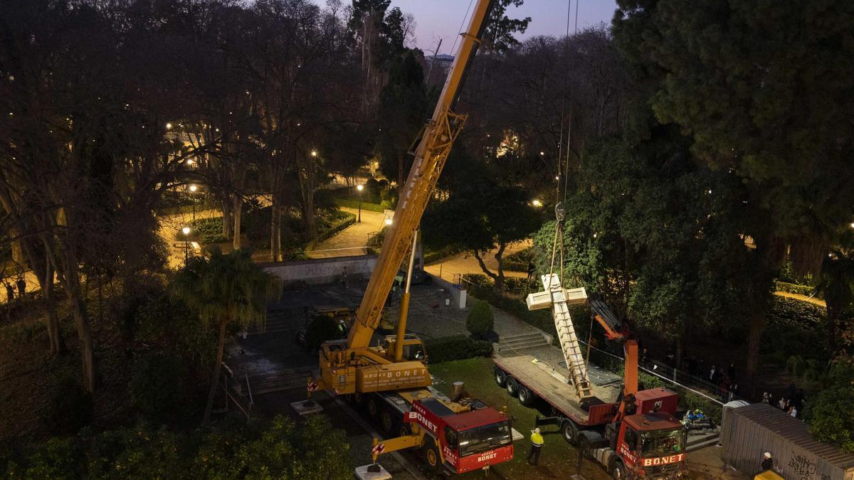 Momento de la retirada de la cruz el 4 de enero de 2023.