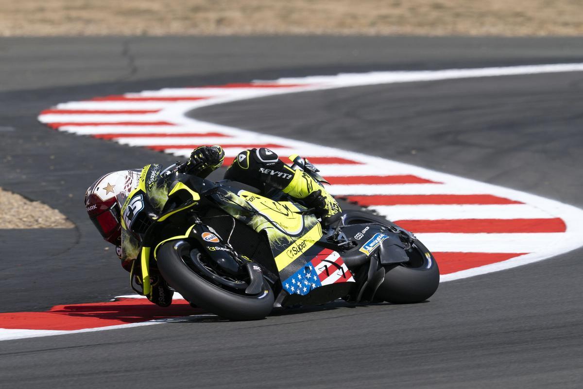 El piloto español Raúl Fernández, del equipo Trackhouse MotoGP, en acción durante la carrera de MotoGP del Gran Premio de Gran Bretaña de motociclismo.
