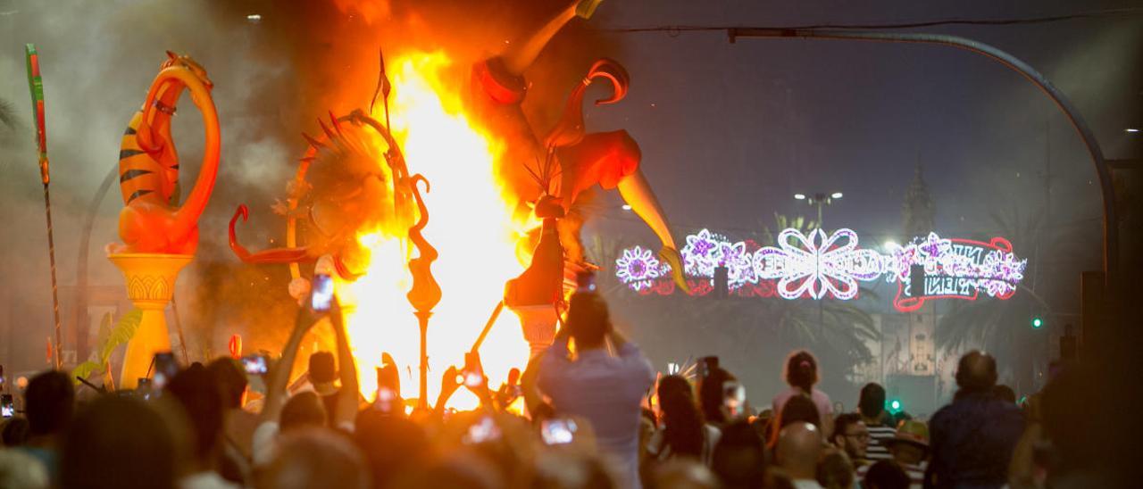 Imágenes de la Cremà de las Hogueras de Alicante, las fiestas de Moros y Cristianos de Alcoy y una procesión de la Semana Santa de Orihuela.