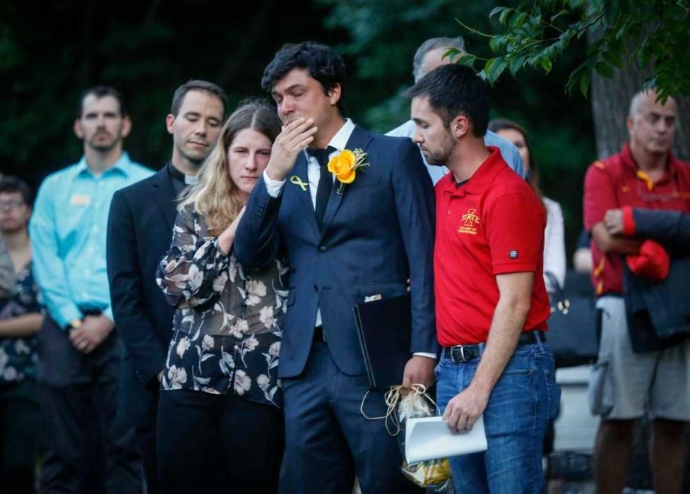 Carlos Negrín, en el funeral de su novia Celia Barquín. Bryon Houlgrave/The Register