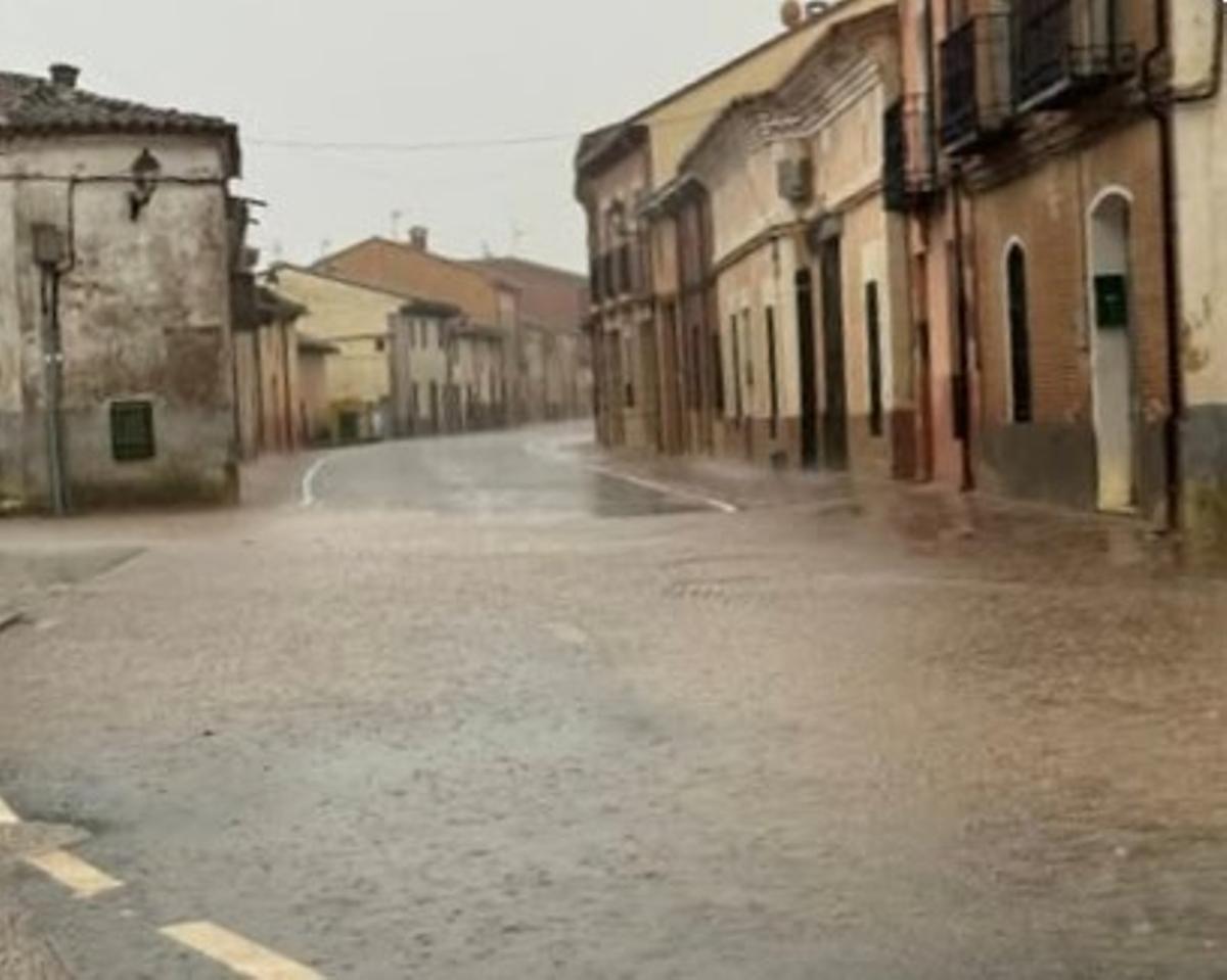 Agua de lluvia acumulada en la travesía de Tagarabuena tras las obras.