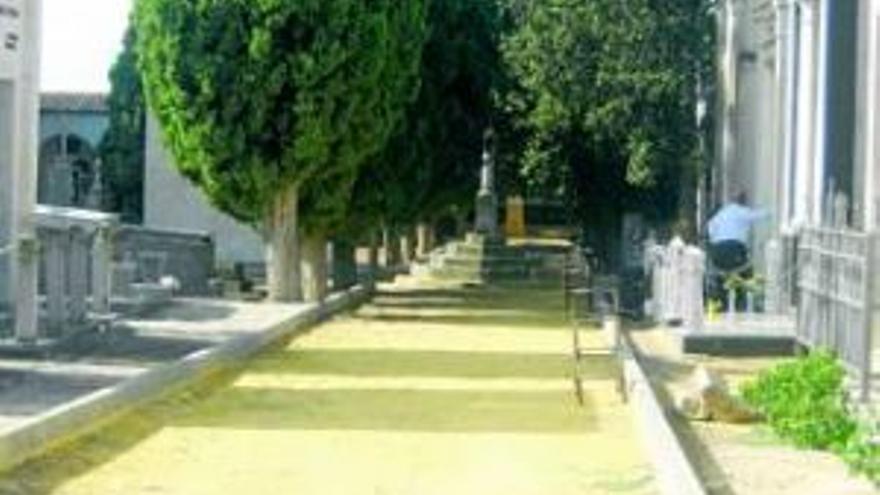 El ayuntamiento adecenta el cementerio para los Santos