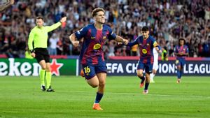 Fermín corre a celebrar el primer gol, con Pedri al fondo