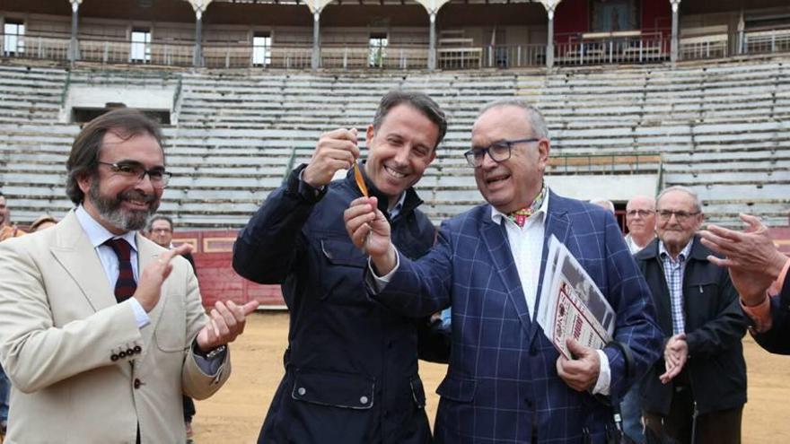 El alcalde de Lorca entregó ayer tarde simbólicamente la llave de la plaza de toros a los lorquinos.