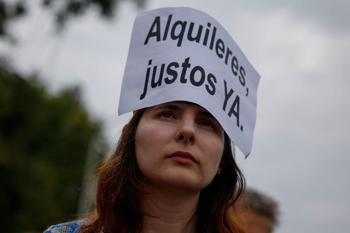 MADRID, 03/10/2026.- Manifestación convocada por el Sindicato de Inquilinas para denunciar la caída de los decretos de la vivienda y reclamar una rebaja del 50 % en los alquileres, la exigencia de contratos indefinidos y también la expropiación de las viviendas a los fondos buitres, mientras llama a la huelga general, este sábado. EFE/ Daniel Gonzalez