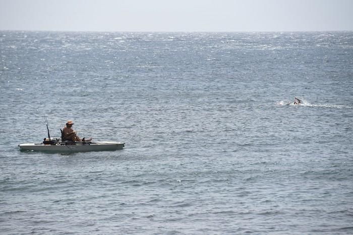 Bañistas y terrazas llenas en la Playa de Arinaga