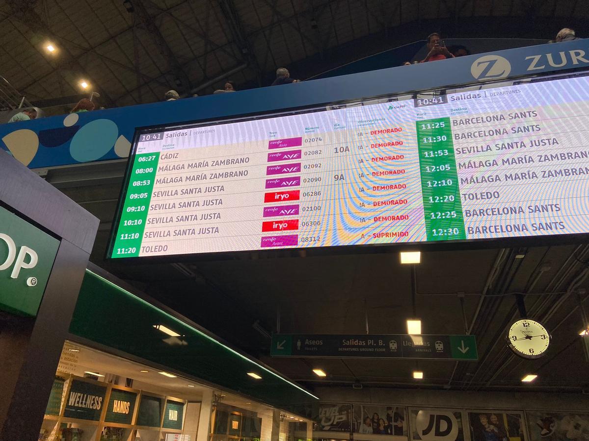 Las pantallas de información de Atocha muestran los trenes demorados.