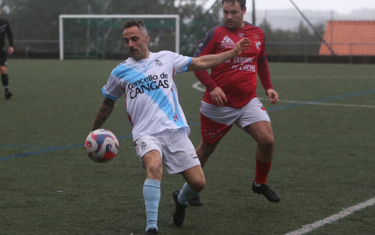Un futbolista del Cruceiro controla el esférico.