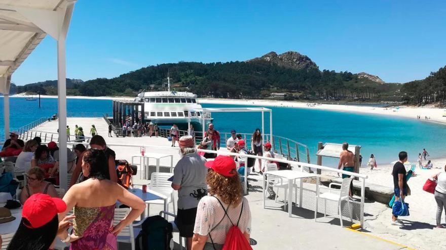 Viajeros desembarcando en el muelle de las islas Cíes. // M. C.