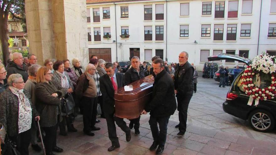 Los restos mortales de Machi entrando a la basílica, ayer.