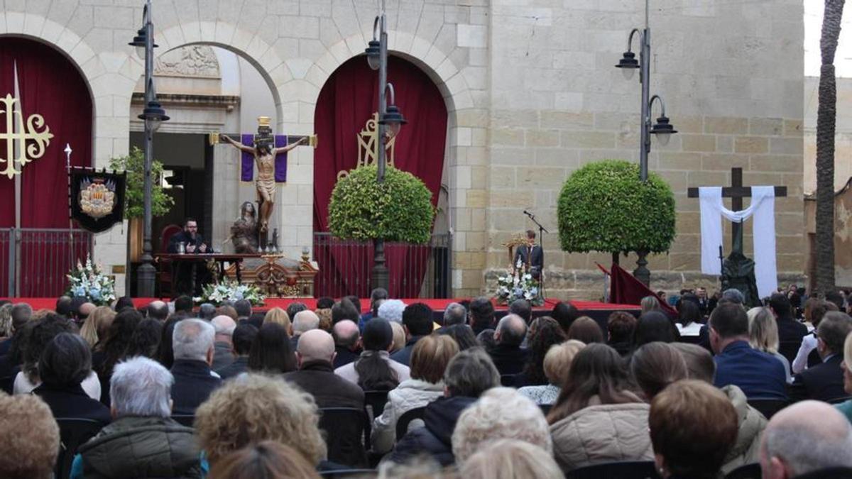 La plaza de la Constitución de Crevillent acogió por vez primera el pregón de la Semana Santa