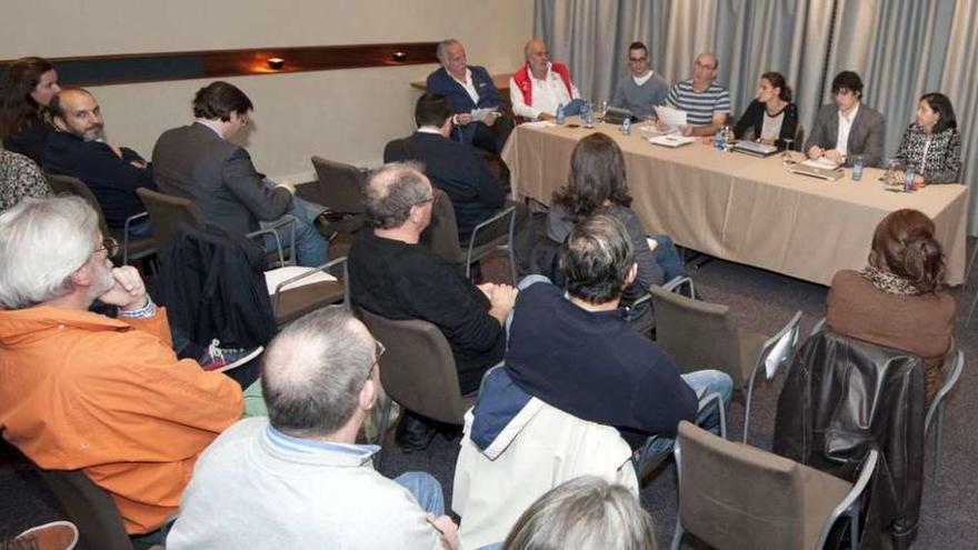 Asamblea de Ciudadanos, ayer, con su nueva coordinadora en el centro de la mesa.