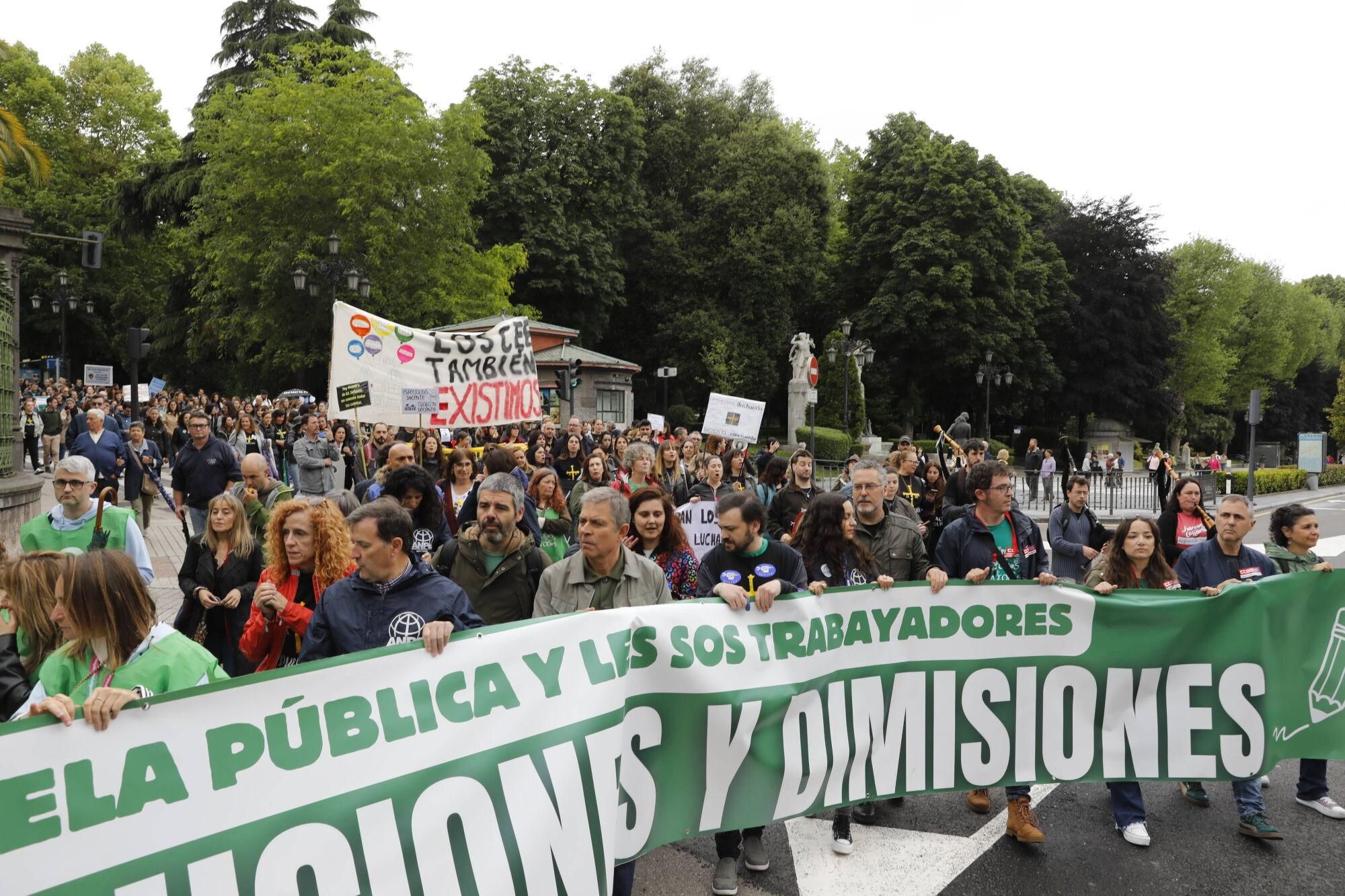 EN IMÁGENES: Nueva manifestación masiva de los docentes, que acabó en la Junta General 
