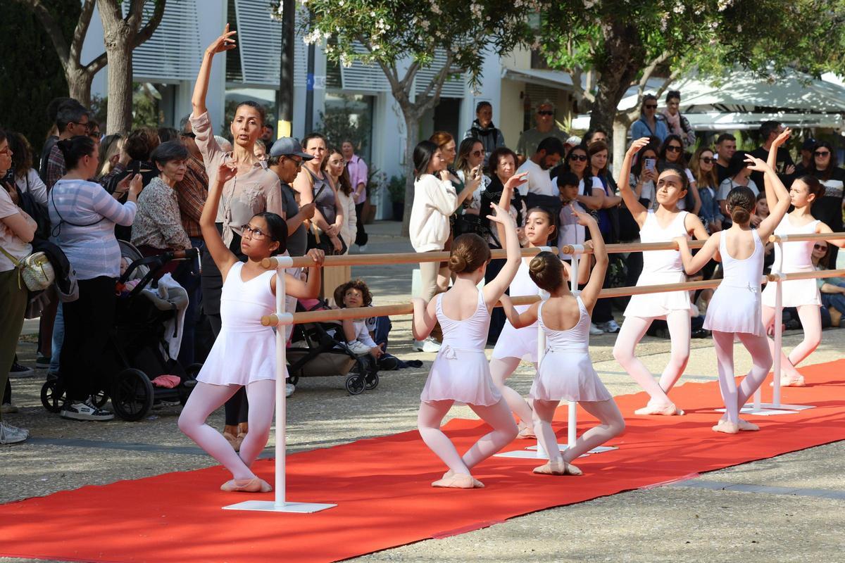 Todas las imágenes de la clase celebrada por el Convservatori de Ibiza en el Dia de la danza en Vara de Rey