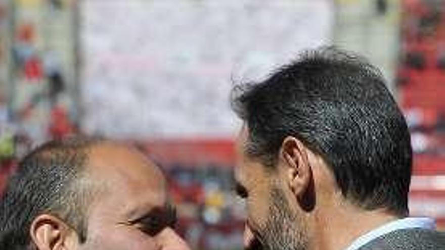 José Alberto saluda al técnico del Mallorca, Vicente Moreno.