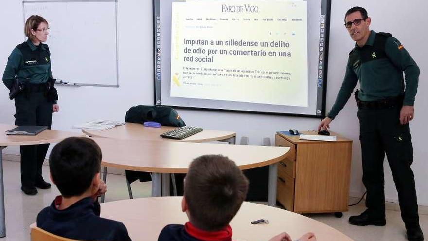 Los agentes Mª Luisa Cajide Viéitez y J. Ángel Fernández Fontela, ayer, en el colegio Estudio. // Marta G. Brea