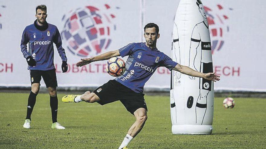 Linares chuta a puerta ante la mirada de Michu.