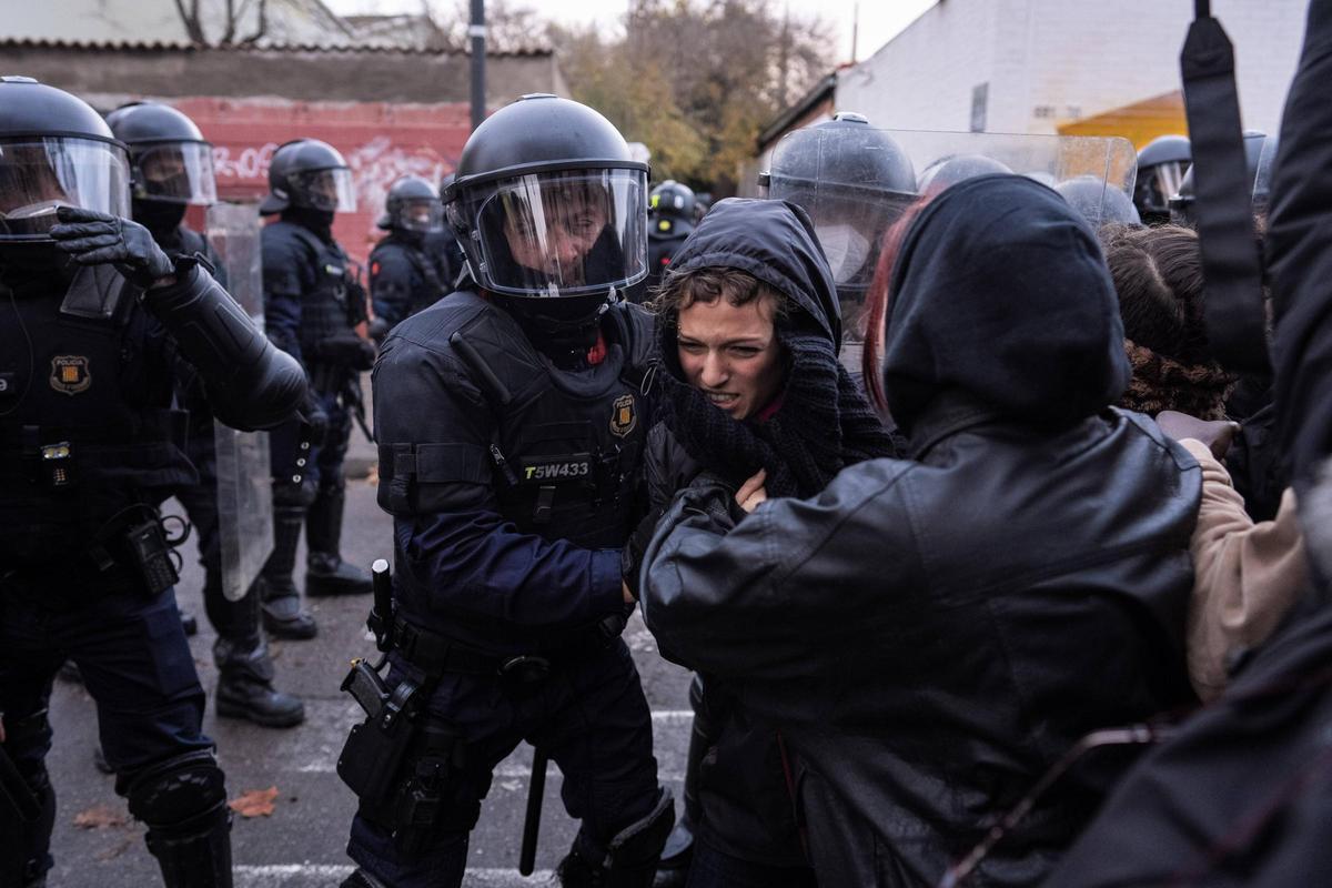 Desalojo del instituto B9 de Badalona