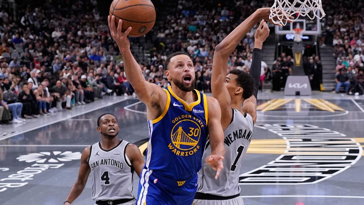 Stephen Curry, de los Golden State Warriors, ante Victor Wembanyama de los San Antonio Spurs