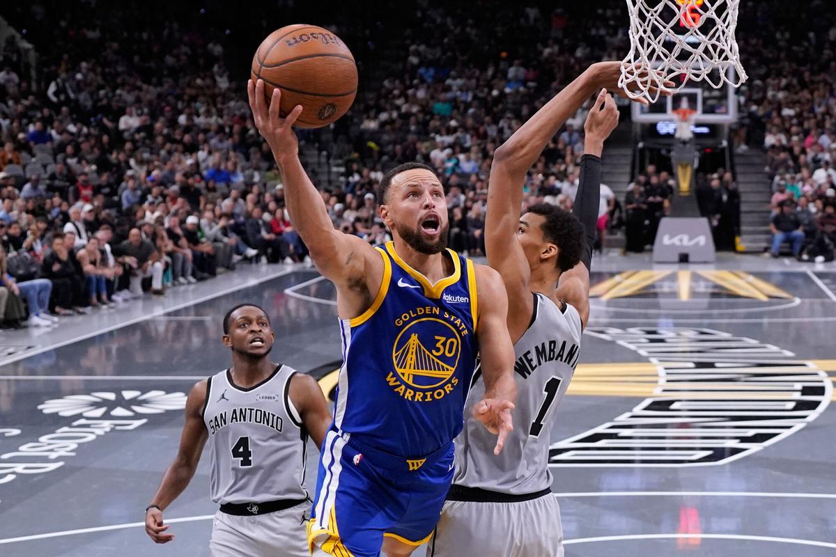 Stephen Curry, de los Golden State Warriors, ante Victor Wembanyama de los San Antonio Spurs