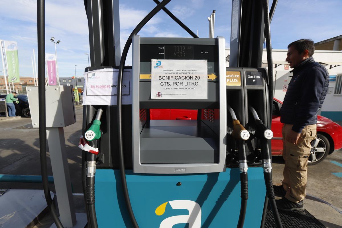 Hoy es el último día en el que se aplicará a bonificación de 20 céntimos en el litro del carburante.