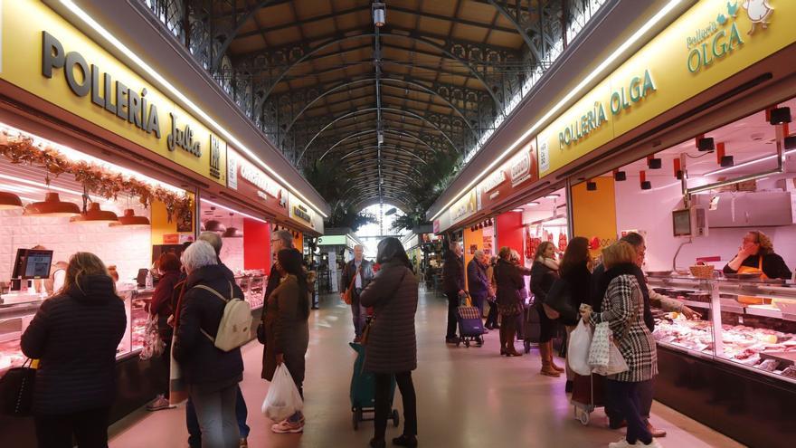 El Mercado Central de Zaragoza sigue recibiendo a cientos de clientes a diario, a menos de una semana de Nochebuena.