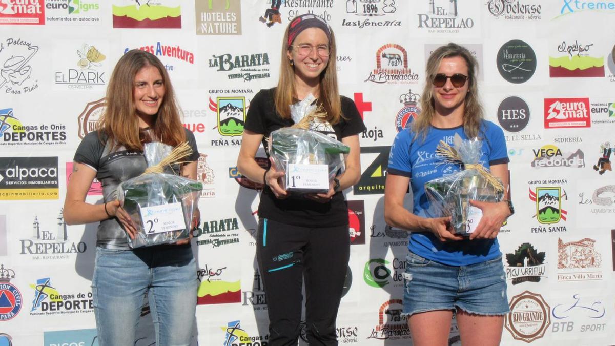El podio femenino de la Xtreme Lagos de Covadonga. Por la izquierda, Laura Colmenero Parras, Claudia Gutiérrez Lueje y Alix Farqué. | J. M. Carbajal