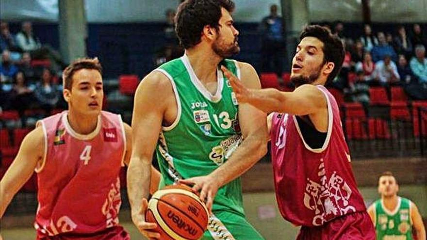 Alberto Saiz protege el balón durante un partido.