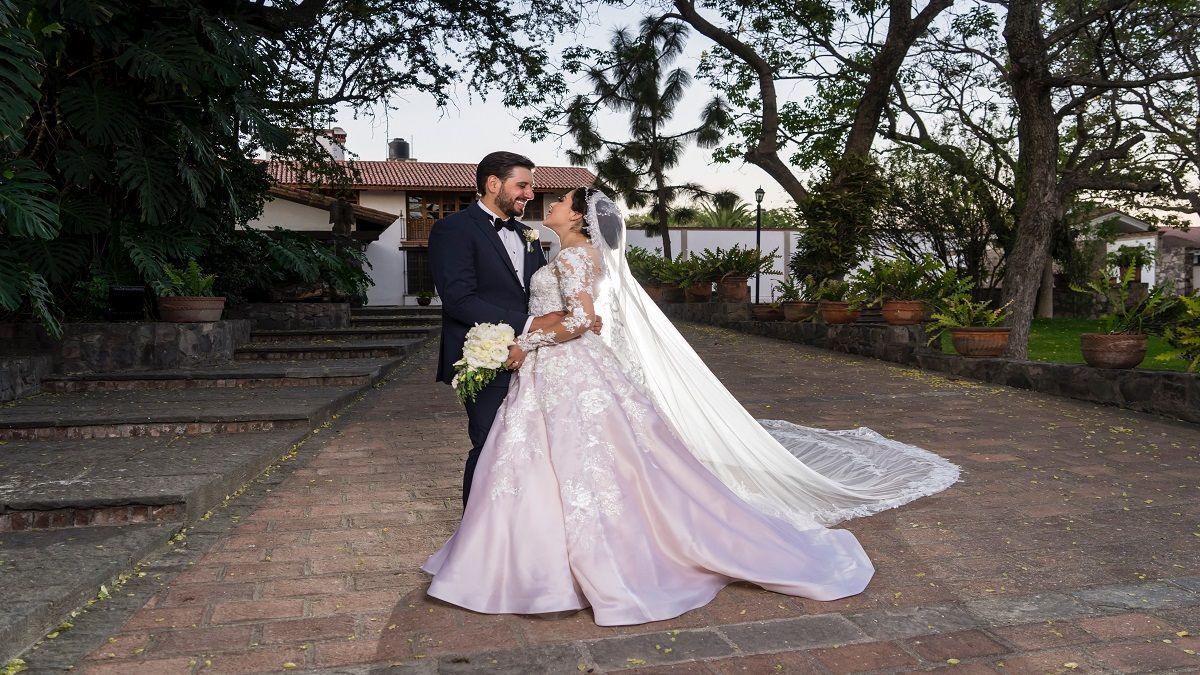 Fotografía este emotivo momento de dos recién casados y se vuelve viral en Twitter